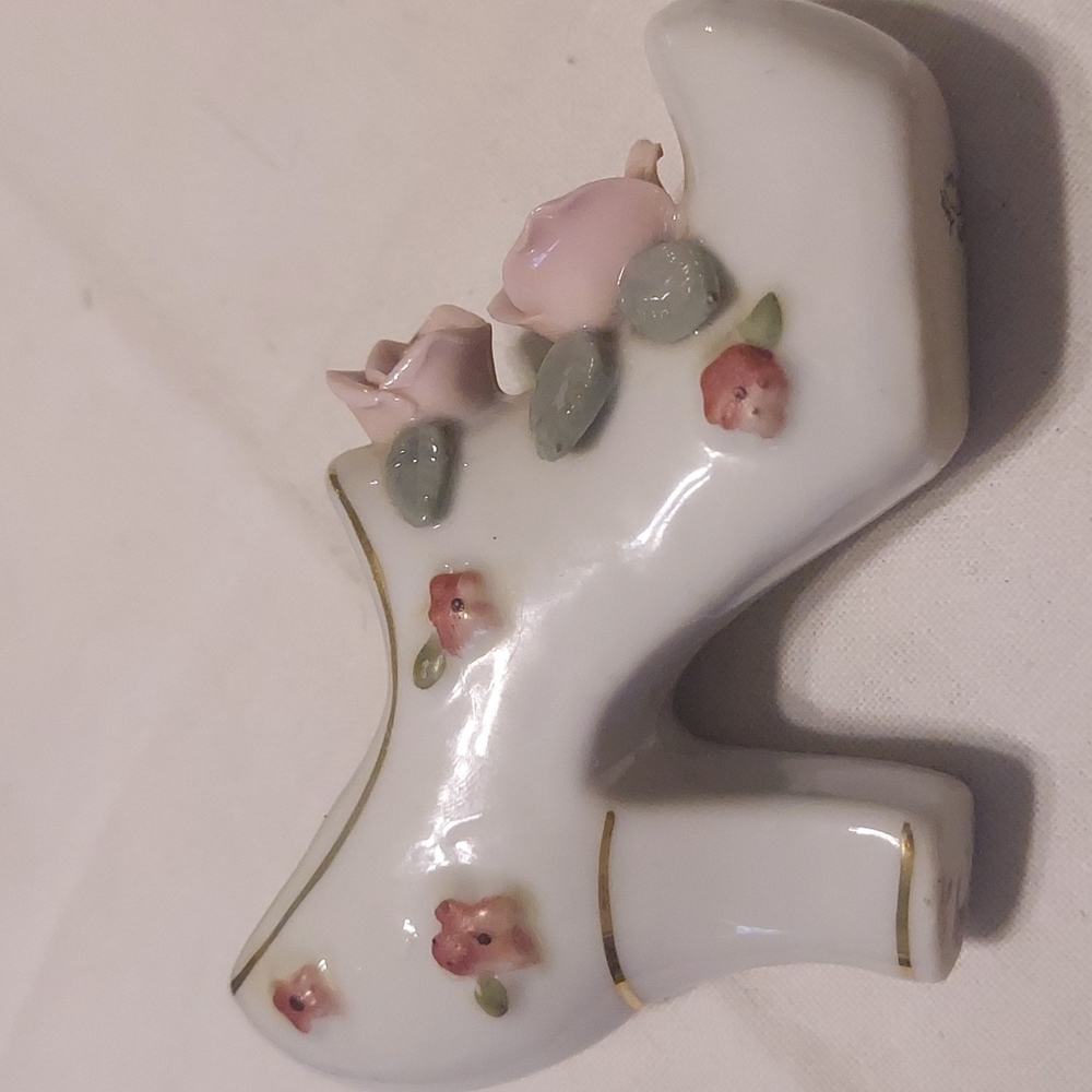 VINTAGE 1950's WOMAN'S WHITE PORCELAIN SHOE FIGURINE - PINK ROSES & GOLD TRIM - Picture 3 of 4